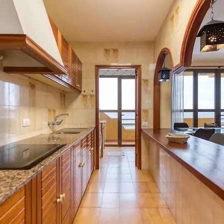 Hébergement de vacances Great House With A Terrace Towards The Ocean